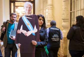 Victoria Donda llev� al Congreso una gigantograf�a de "Lagarde Presidenta"