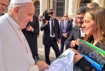 El Papa Francisco firm� una remera del acto de Moyano en Luj�n