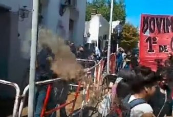 Tandil: manifestantes arrojaron orina y excrementos a la polica durante una protesta