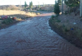Una prdida de agua potable inunda las calles del extremo noroeste de Neuqun