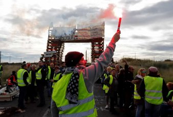 Francia: Macrn suspender el aumento de combustibles para frenar la protesta de los "chalecos amarillos"