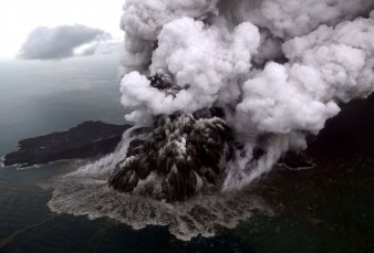 Un potente tsunami en Indonesia dej 220 muertos