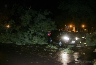 Fuerte temporal inund la ciudad de Corrientes en poco tiempo