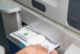 Bancos cobran hasta $ 620 por extraer dinero en cajeros del exterior