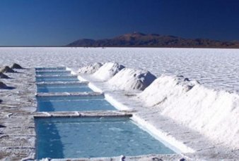 Litio: la Argentina le gana a Chile en la carrera de inversiones por el "oro blanco"