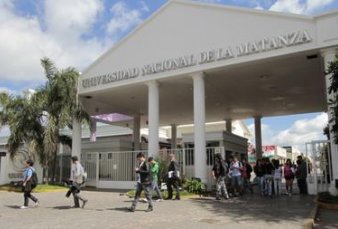 Polmica por un curso de $ 60 mil para los alumnos que no hablan espaol