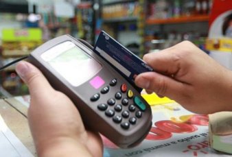 El consumo con tarjetas retrocedi� un 20%
