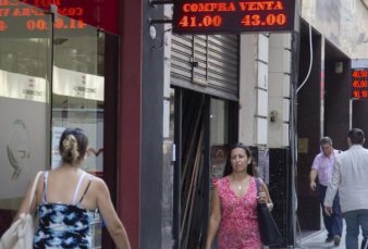 El d�lar marc� nuevo r�cord: lleg� a $ 43,67 por firme demanda y oferta acotada