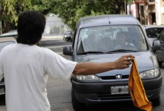 Buscan prohibir la actividad de limpiavidrios y "trapitos" en toda la Provincia