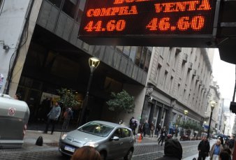 El Banco Central cambia su estrategia frente al d�lar y podr� vender incluso dentro de la zona de no intervenci�n