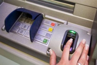 Con cajeros "dactilares" y selfies, los bancos buscan que la gente ya no use tantas claves