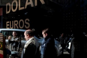 En el cierre de la semana, el d�lar cay� casi 60 centavos