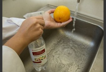 Crean un limpiador que reduce la presencia de agroqu�micos en frutas y en verduras