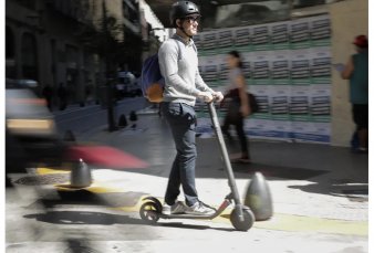 Los monopatines elctricos llegaron a la ciudad y buscan regular su uso