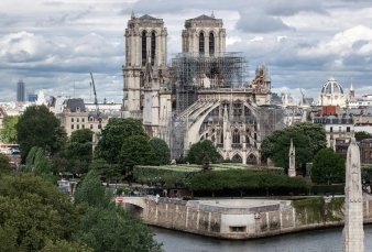 Notre Dame: encontraron colillas de cigarrillos en los andamios donde empez el fuego