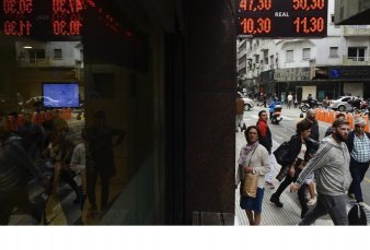 El d�lar se acerca a $ 45 y el Riesgo Pa�s llega a 927 puntos por la ca�da de los bonos