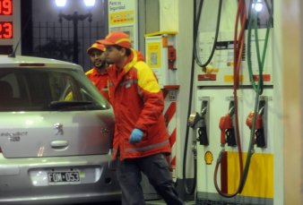 Shell da marcha atr�s y baja un 4,5% el precio de la nafta