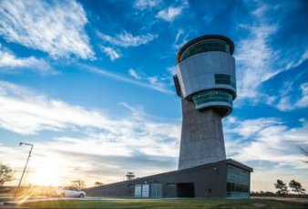 Con 300 vuelos por d�a m�s que en 2015, debaten la capacidad del espacio a�reo