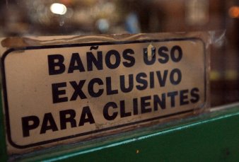 Proponen que los bares puedan cobrar por el uso de baos