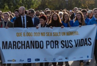Emoci�n y promesas en la primera marcha en el pa�s para homenajear a las v�ctimas del Holocausto