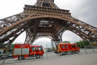 Cierran y evacuan la Torre Eiffel por un hombre que escala la estructura