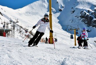 Esquiar en un centro invernal nacional ser un 45% ms caro que en Chile