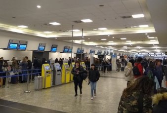 Contin�a el paro de controladores a�reos en aeroparque y Ezeiza
