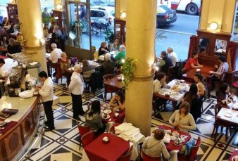 Con descuentos, los restaurantes de la avenida Corrientes buscan ms clientes