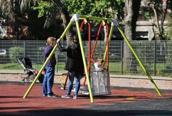 Prohibirn fumar en los juegos infantiles de plazas y parques - Alberto Cormillot: "Es una medida bastante avanzada"