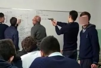 El Palomar: alumnos le apuntaron con un arma a un profesor y las familias dicen que "fue una broma"