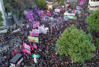 Multitudinaria marcha en La Plata para pedir por los derechos de las mujeres