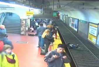 La golpe� un hombre que se desmay�, cay� a las v�as y el subte le fren� a dos metros