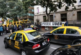 Los taxistas marchan hoy en rechazo de Uber y Cabify