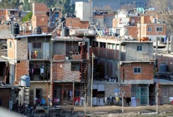 Denuncian abuso policial en la Villa 1-11-14: "Estn parando y cacheando a nenes de 10 aos"