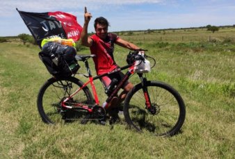 Un hincha de Coln de Santa Fe parti rumbo a Asuncin en bicicleta para ver la final de la Copa Sudamericana