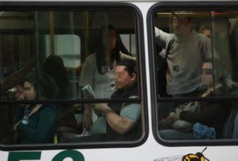 Casi el 40% del acoso a las mujeres en el transporte sucede en colectivos