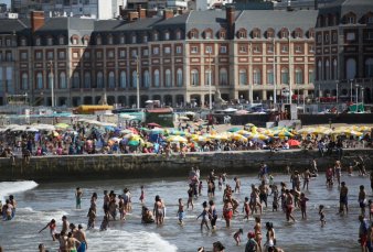 Anticipo de temporada en Mar del Plata, con 30 grados y mucha gente en la playa