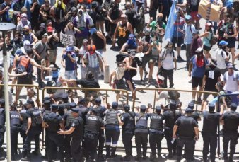 Tensin en Mendoza: balas de goma gases y piedrazos en las protestas
