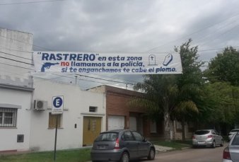 Vecinos advierten con pasacalle: "Rastrero si te enganchamos te cabe el plomo"