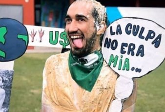 Se recibi y lo festej disfrazado de "vctima de femicidio": le sacaron el ttulo