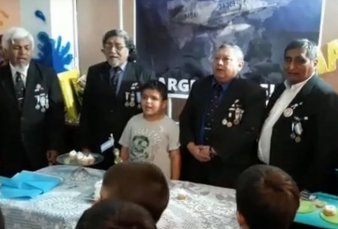 Festej� su cumplea�os sobre las Malvinas y lo sorprendieron cuatro veteranos de guerra
