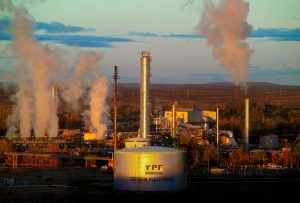 El Gobierno monitorea el precio del crudo y espera una tendencia para definir el impacto en naftas