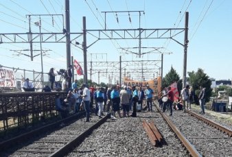 Trabajadores del tren Roca cortaban la va y fueron echados por pasajeros