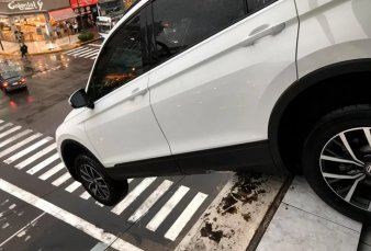 De pel�cula: una camioneta qued� colgando desde un tercer piso en una concesionaria