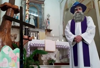 Italia: un cura transmiti una misa con los filtros activados