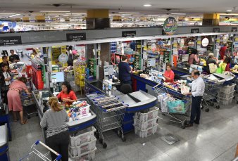 Los supermercados reforzaron stock para enfrentar la cuarentena