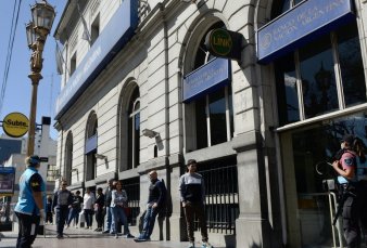 Comienza la atenci�n al p�blico en los bancos pero con turnos