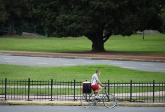 La ciudad sigue desierta, pero se vio ms movimiento en los barrios tras el feriado