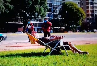 Coronavirus: una se�ora rompi� la cuarentena para tomar sol en los bosques de Palermo