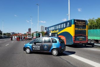 La Ciudad detuvo a un micro con 49 extranjeros que eran trasladados desde Jujuy